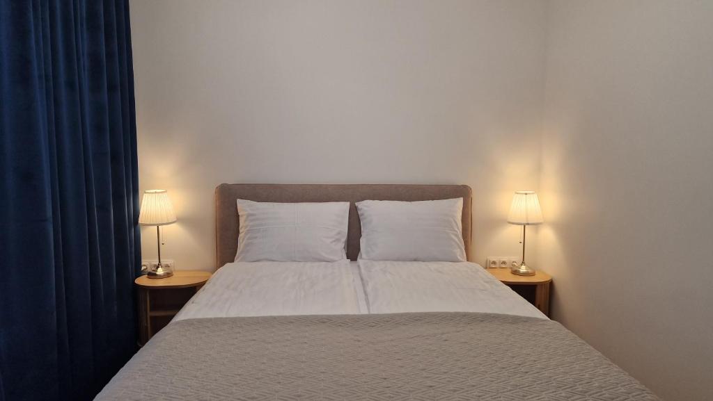 160 Wide Bed Apartments - with Balcony & Parking 6