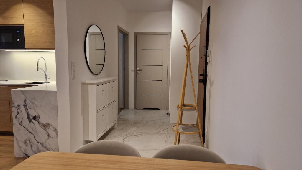 160 Wide Bed Apartments - with Balcony & Parking 7