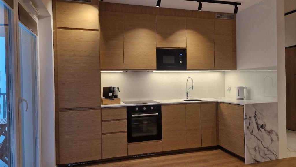160 Wide Bed Apartments - with Balcony & Parking 4