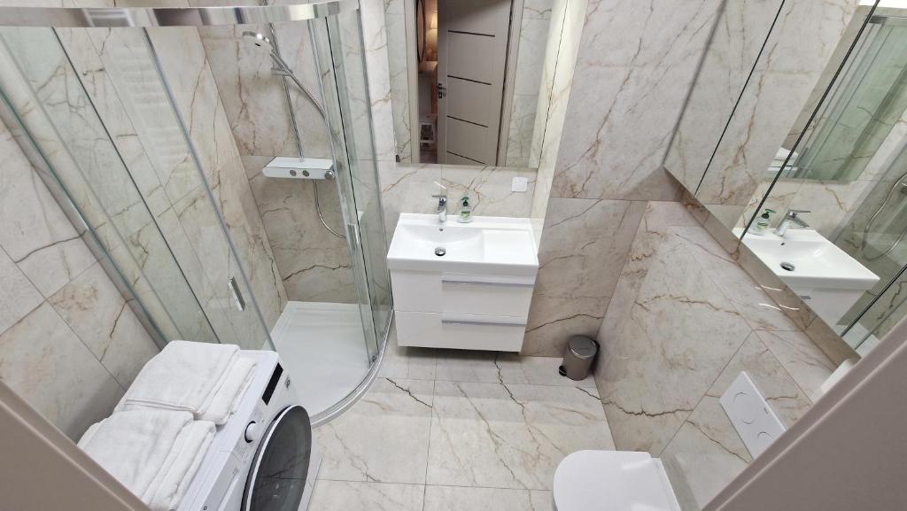 160 Wide Bed Apartments - with Balcony & Parking 8