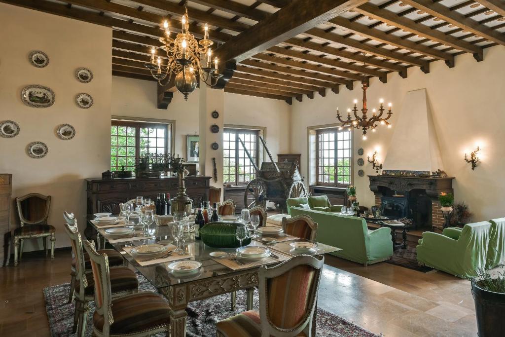 une grande salle à manger avec une table et des chaises dans l'établissement Villa San Domenico a Barbaresco, à Barbaresco