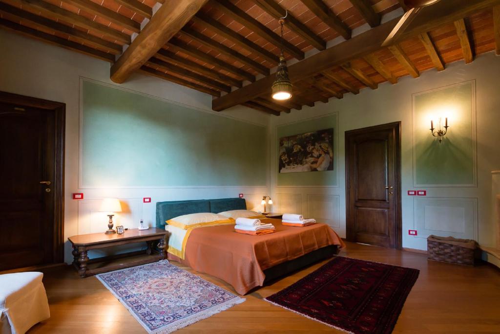 une chambre avec un lit et une table dedans dans l'établissement Podere Gianpaolo, à Pescia