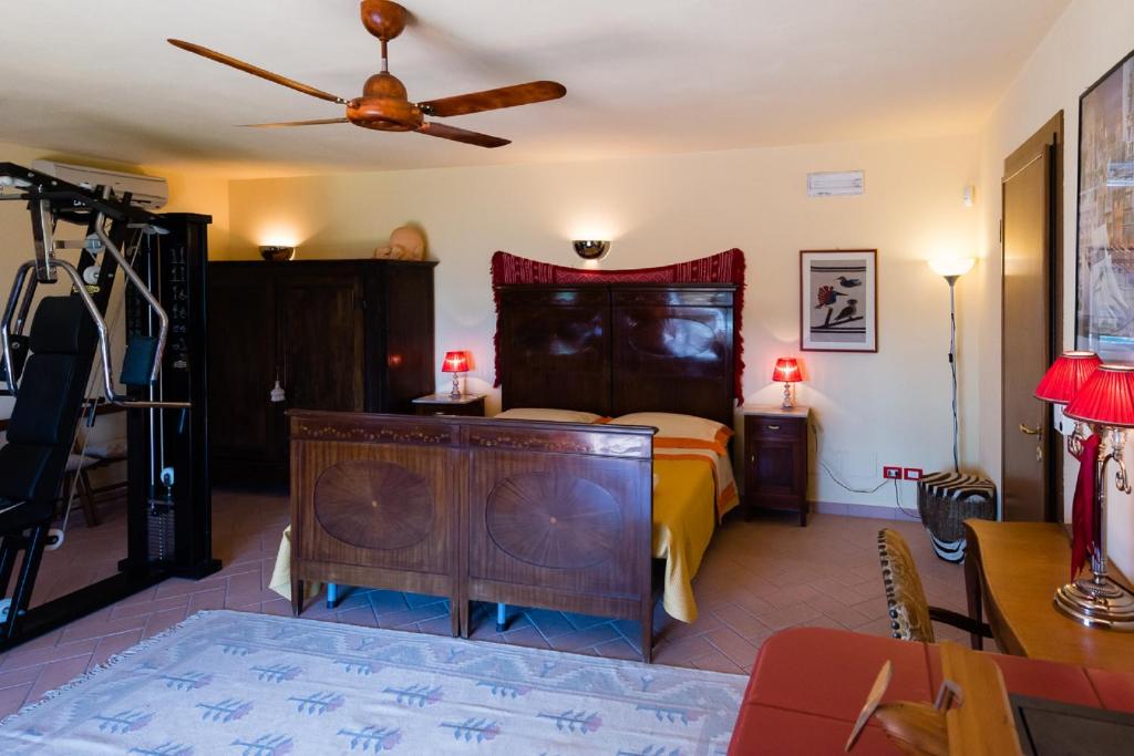 une chambre avec un lit et un ventilateur de plafond dans l'établissement Podere Gianpaolo, à Pescia 39 autres photos