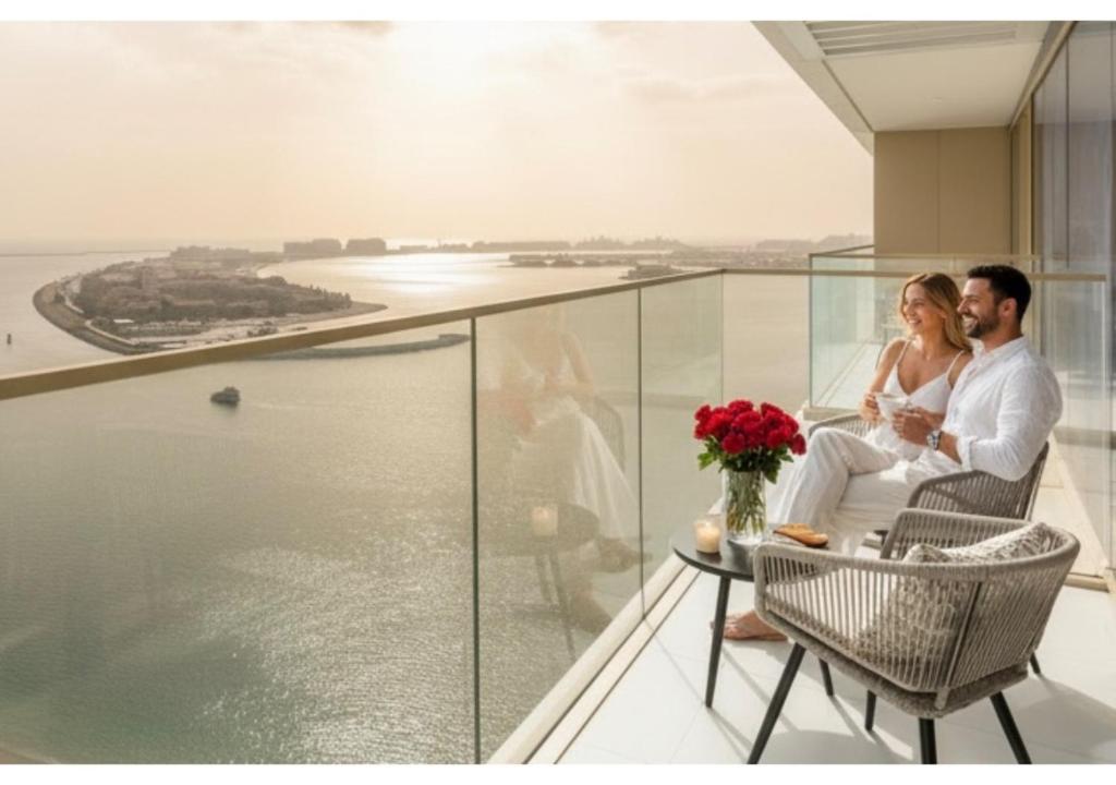 KeyRock - Stylish 2BR Apt with Palm Jumeirah View, Balcony , Pool & Gym Access