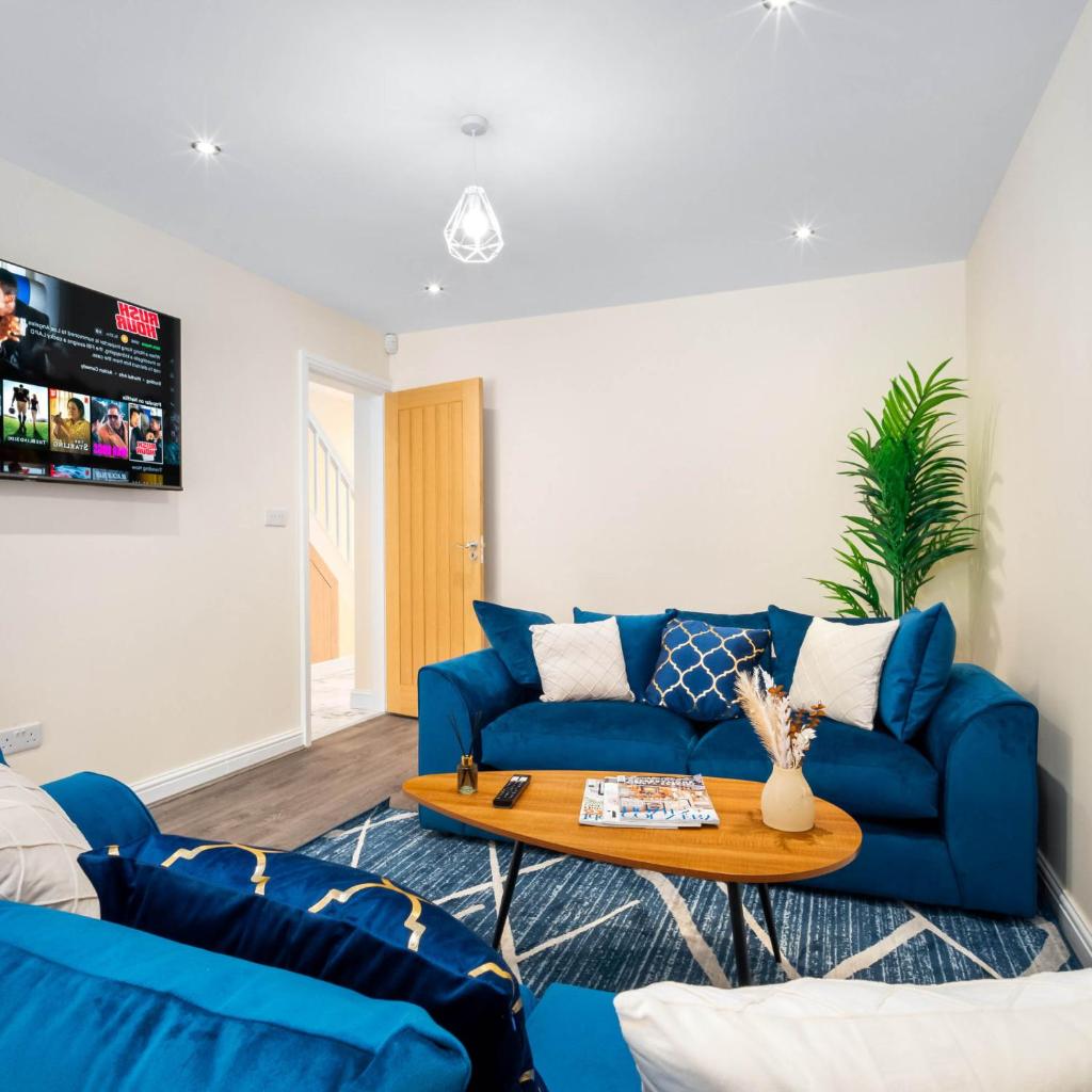 Four Bed House - Sleeps 7 - Garden - Parking - Smart TV 6COK 1