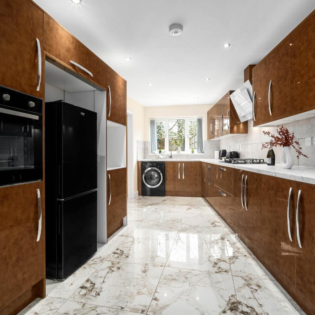 Four Bed House - Sleeps 7 - Garden - Parking - Smart TV 6COK 4