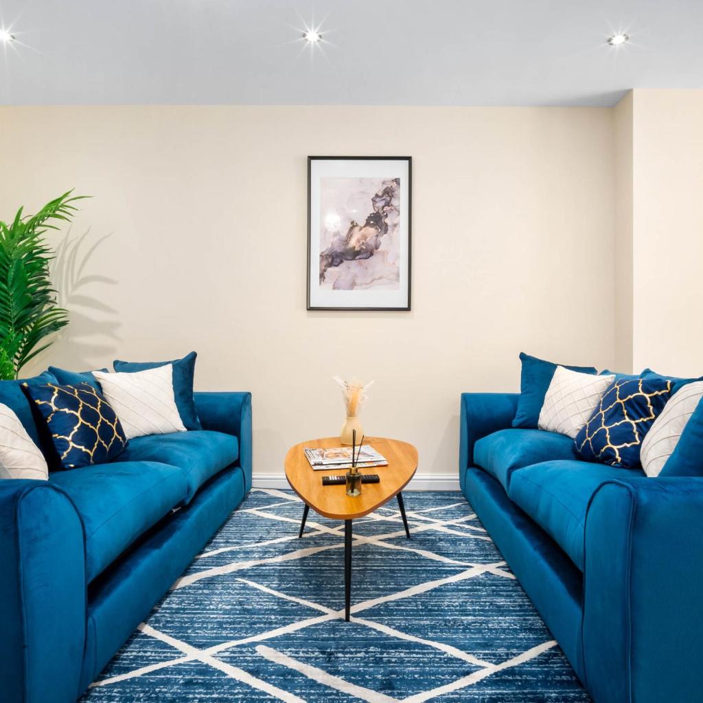 Four Bed House - Sleeps 7 - Garden - Parking - Smart TV 6COK 6