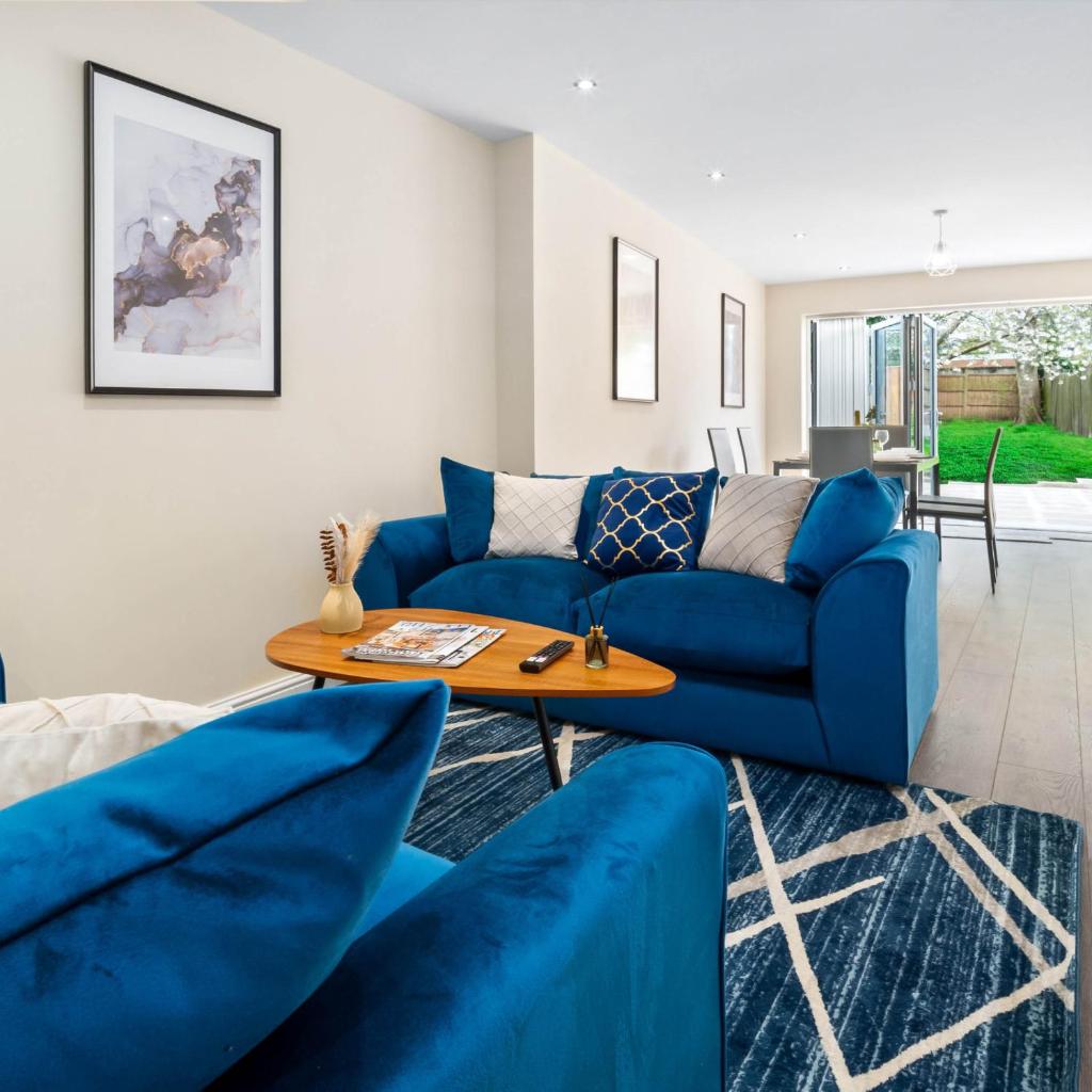 Four Bed House - Sleeps 7 - Garden - Parking - Smart TV 6COK 7