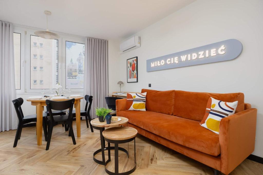 Blue and Orange Apartment with Desk in the Warsaw Center by Noclegi Renters 1