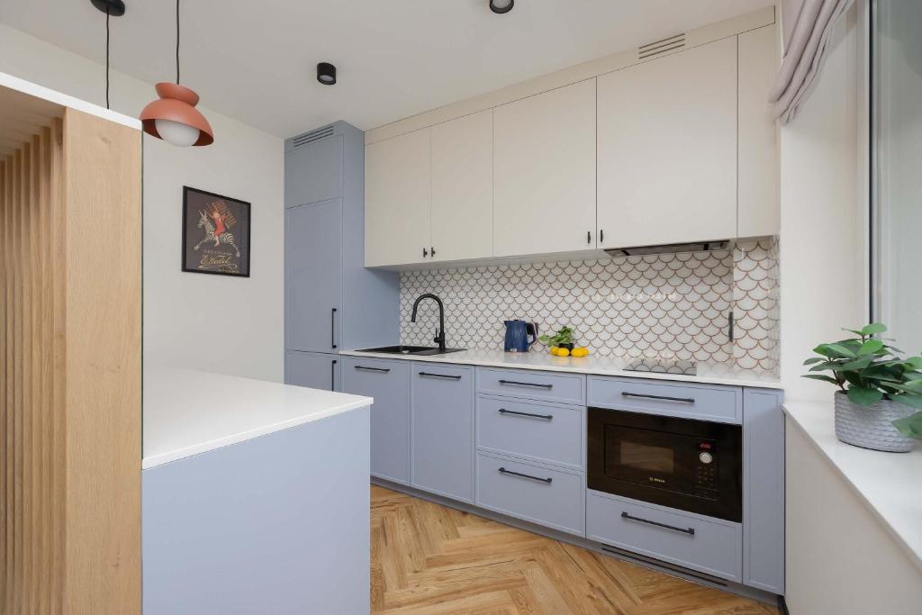 Blue and Orange Apartment with Desk in the Warsaw Center by Noclegi Renters 3