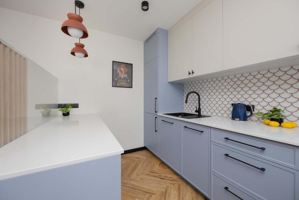 Blue and Orange Apartment with Desk in the Warsaw Center by Noclegi Renters 8