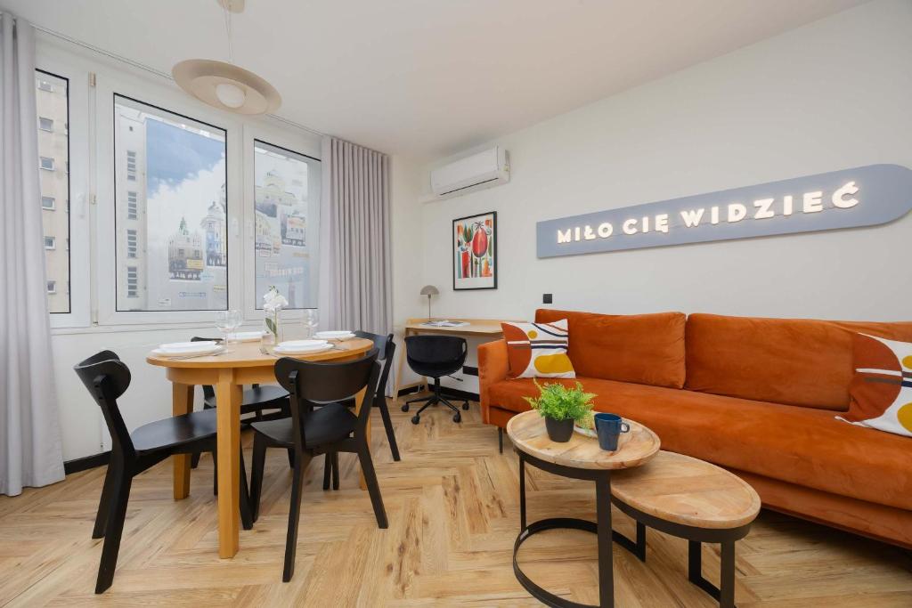 Blue and Orange Apartment with Desk in the Warsaw Center by Noclegi Renters 6