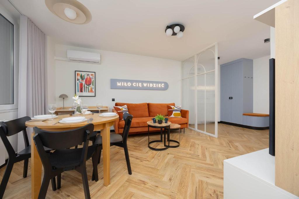 Blue and Orange Apartment with Desk in the Warsaw Center by Noclegi Renters 5