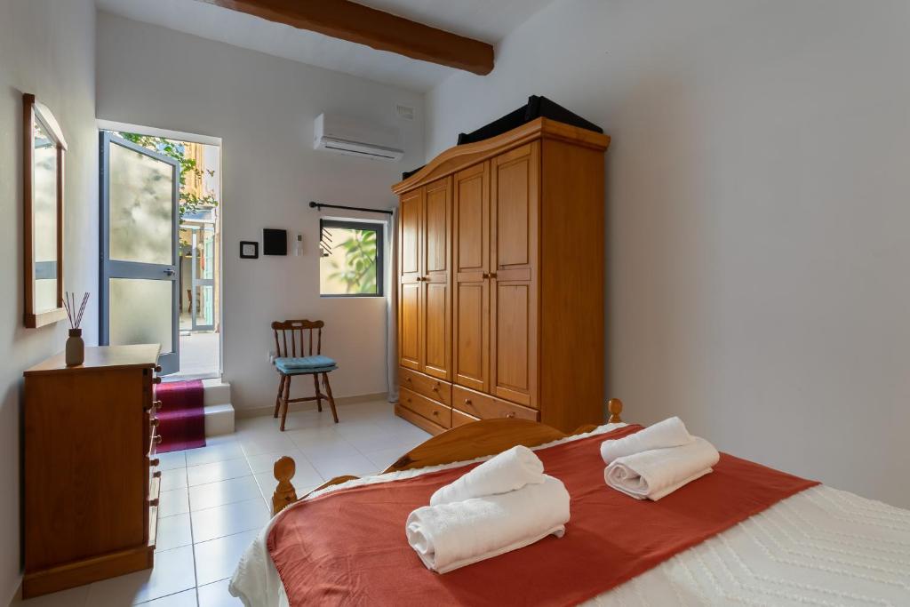 Cosy 3BR Maltese Townhouse - Close to Valletta by Isola360 7