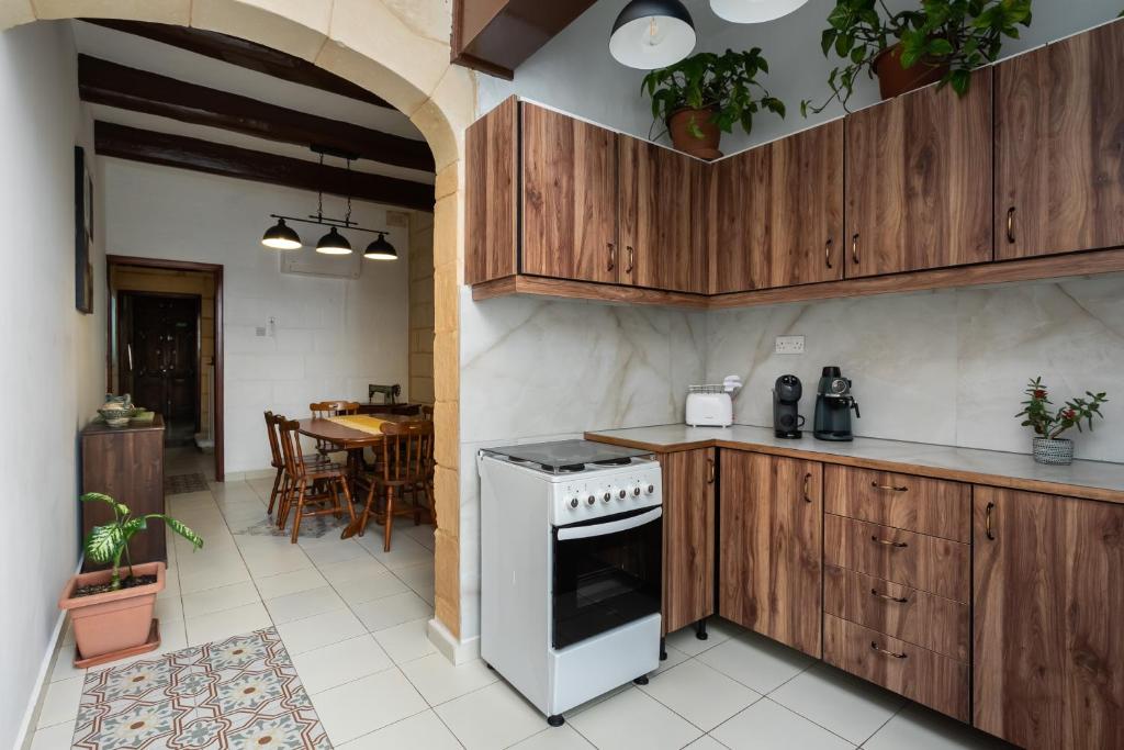 Cosy 3BR Maltese Townhouse - Close to Valletta by Isola360 4