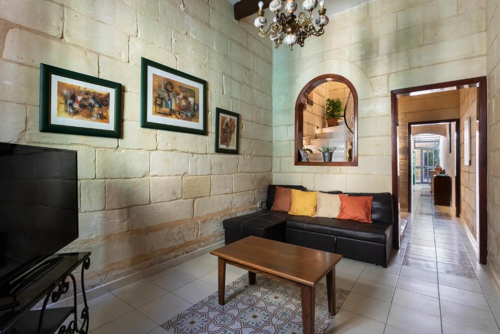 Cosy 3BR Maltese Townhouse - Close to Valletta by Isola360 5