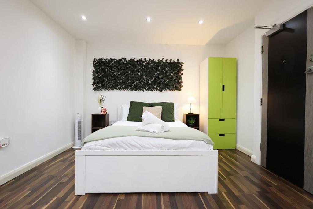 CentralHub1 1BD Studio- Contractor & Travelers 1
