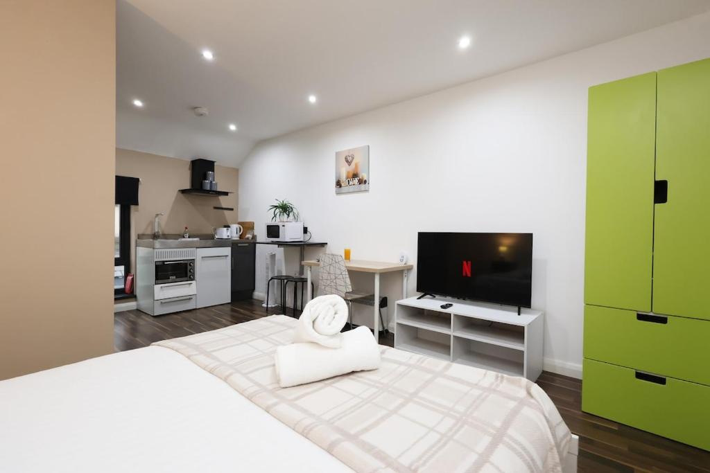 CentralHub1 1BD Studio- Contractor & Travelers 5