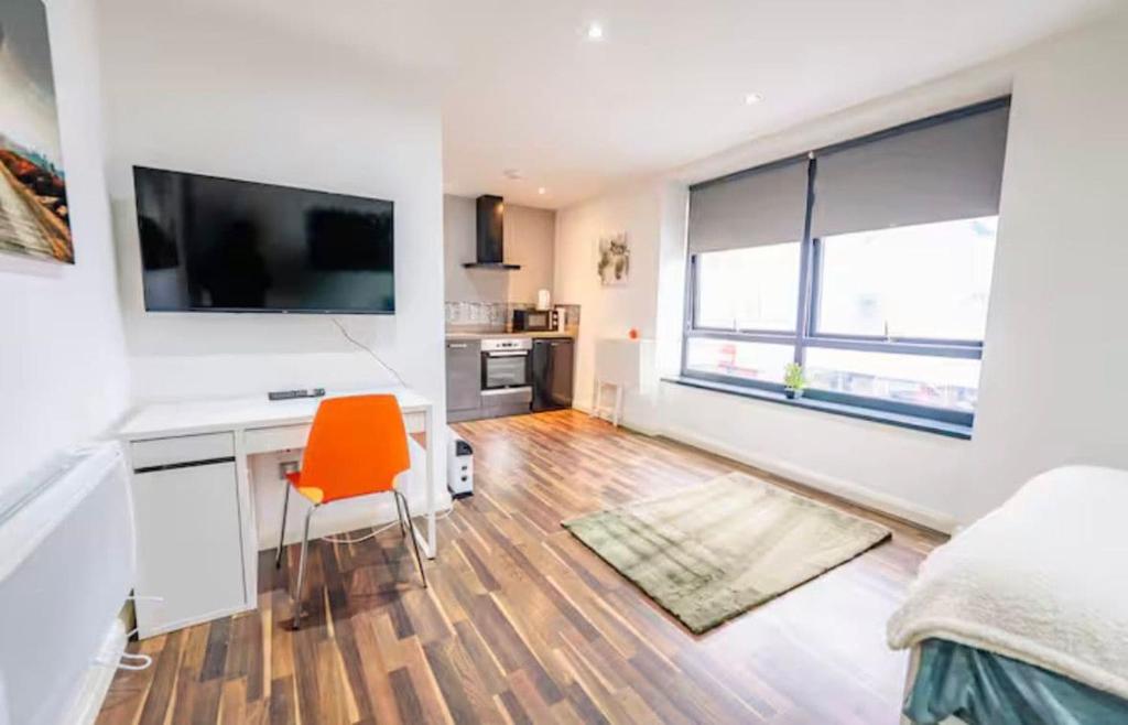 CentralHub1 1BD Studio- Contractor & Travelers 7