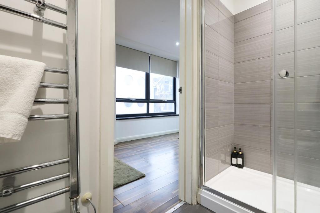 CentralHub1 1BD Studio- Contractor & Travelers 3