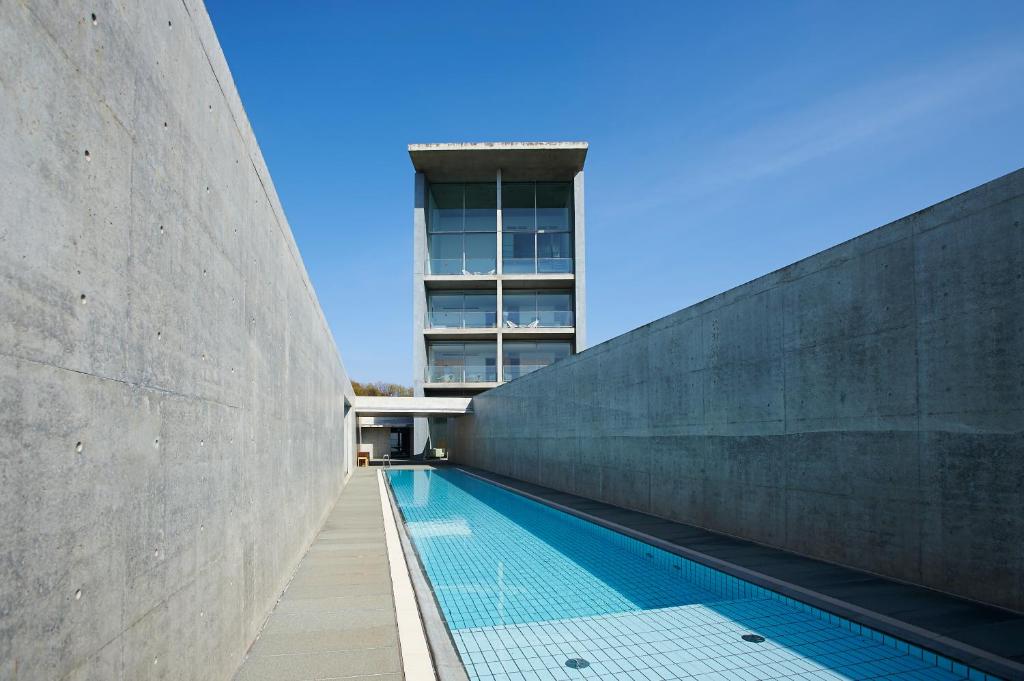 une piscine devant un immeuble dans l'établissement SETOUCHI RETREAT by Onko Chishin, à Matsuyama