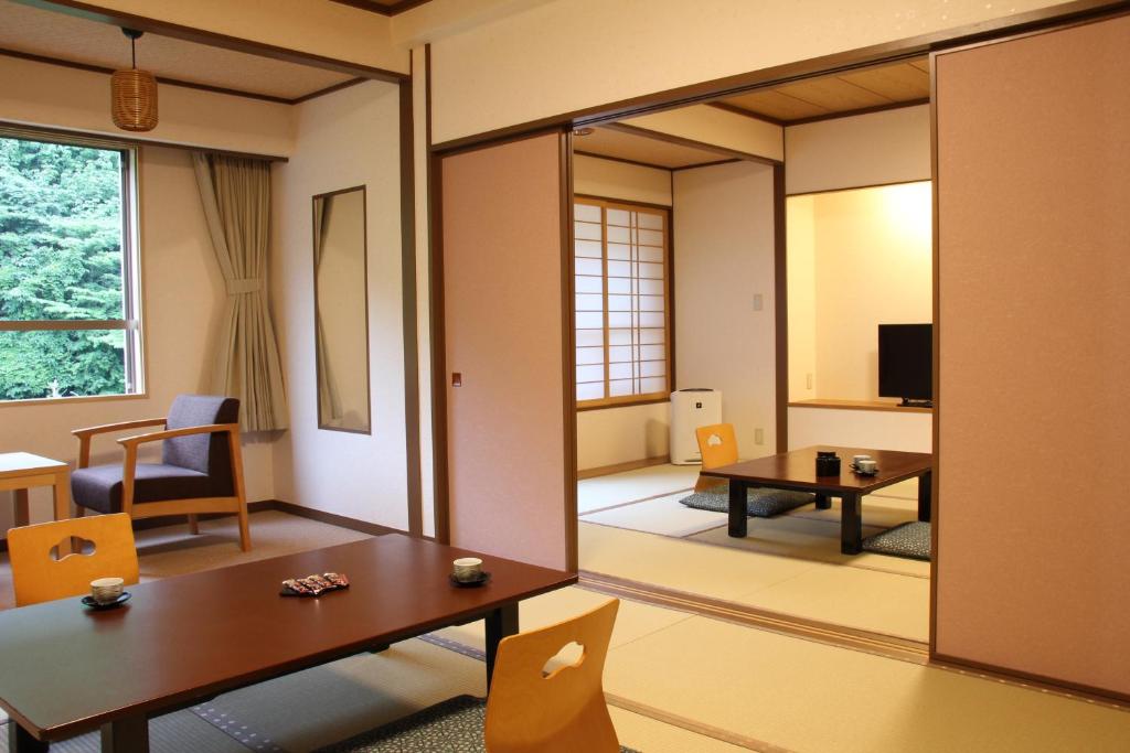 - un salon avec un miroir et une table dans l'établissement Hotel Mahoroba, à Noboribetsu