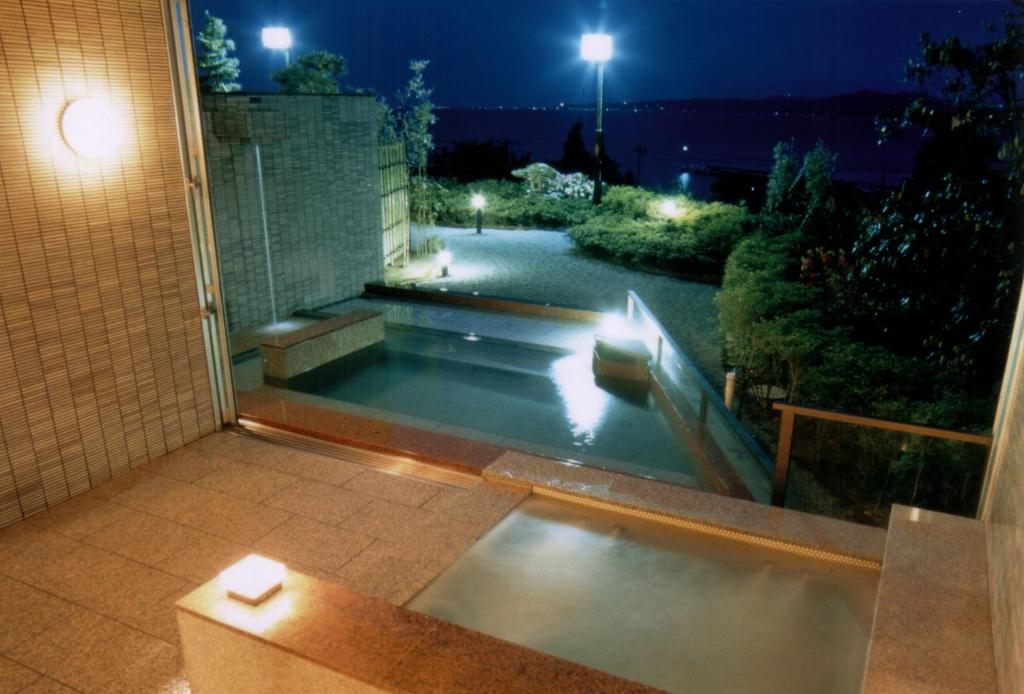 - une vue sur la piscine la nuit dans l'établissement Eihokaku, à Himi