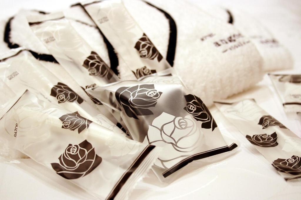 un groupe de sacs de courses sur une table dans l'établissement ホテル アンジュエトワール 堺 - Adult Only, à Sakai