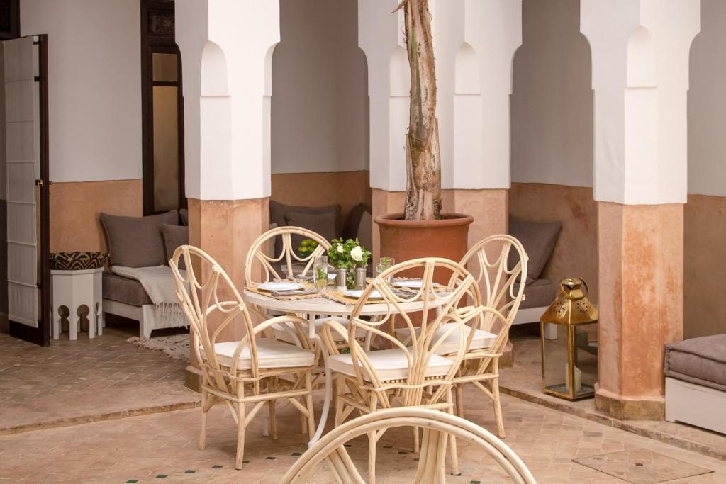 une salle à manger avec une table et des chaises dans l'établissement Riad Olema et Spa, à Marrakech