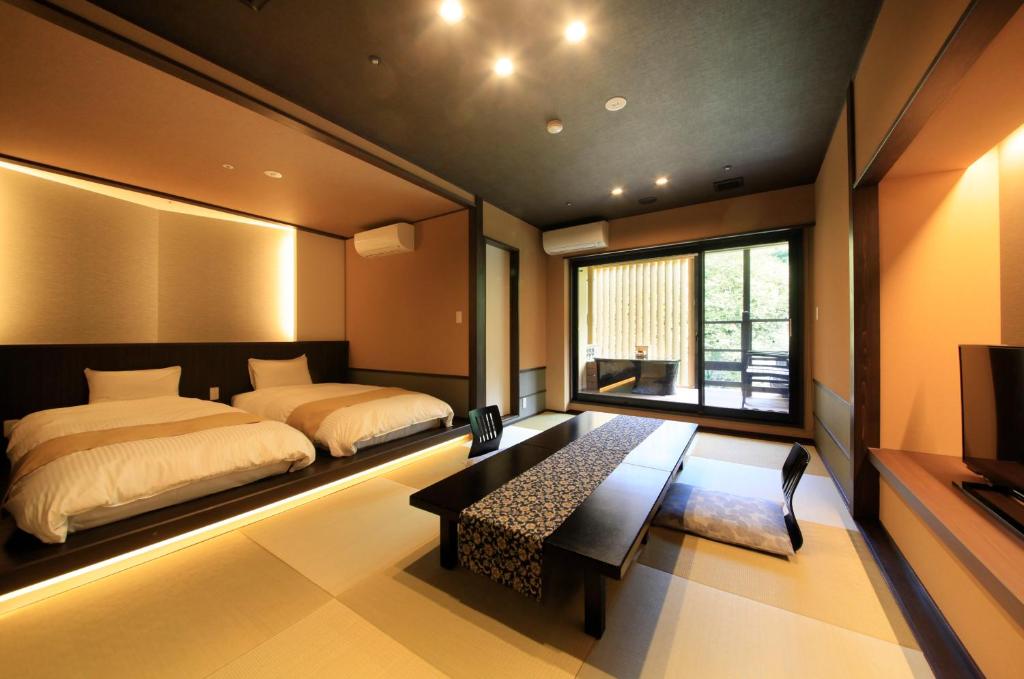 - une chambre avec 2 lits et une télévision dans l'établissement Hakone Suimeisou, à Hakone