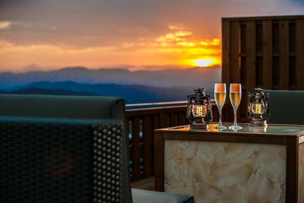 une table avec deux verres de vin sur un balcon dans l'établissement Ijika Daiichi Hotel Kagura, à Toba