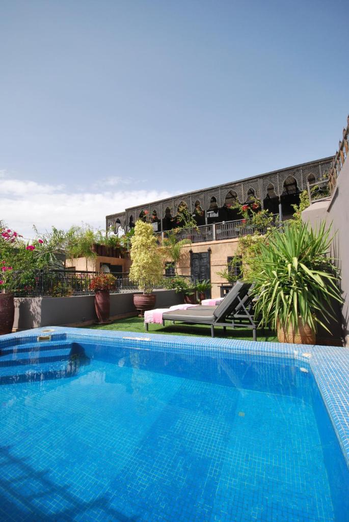- une grande piscine bleue au-dessus d'un bâtiment dans l'établissement Riad Terra Bahia, à Marrakech