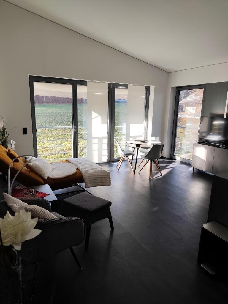 Stadt und See Nahes wohnen mit großer Terasse und Carport Parkplatz 5