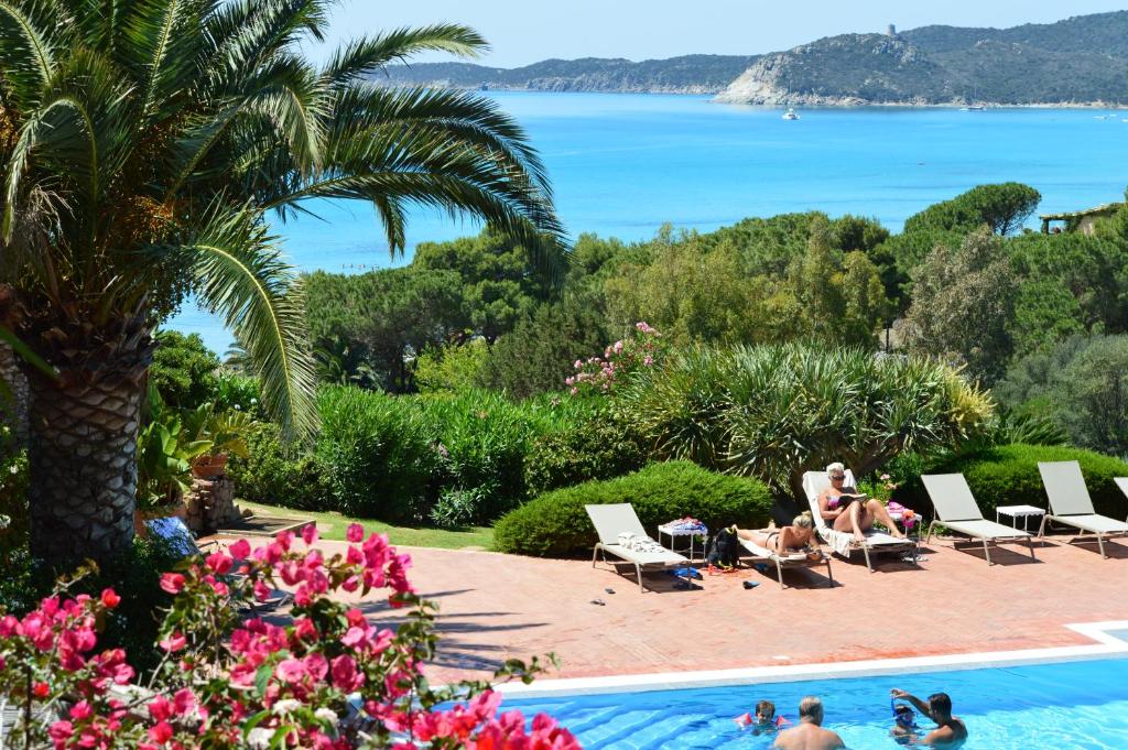 - une piscine avec vue sur l'océan dans l'établissement Residence Fenicia, à Villasimius