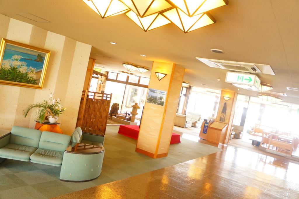 un hall d'un immeuble avec des chaises et un hall dans l'établissement Kashikojima Park Hotel Michishio, à Shima