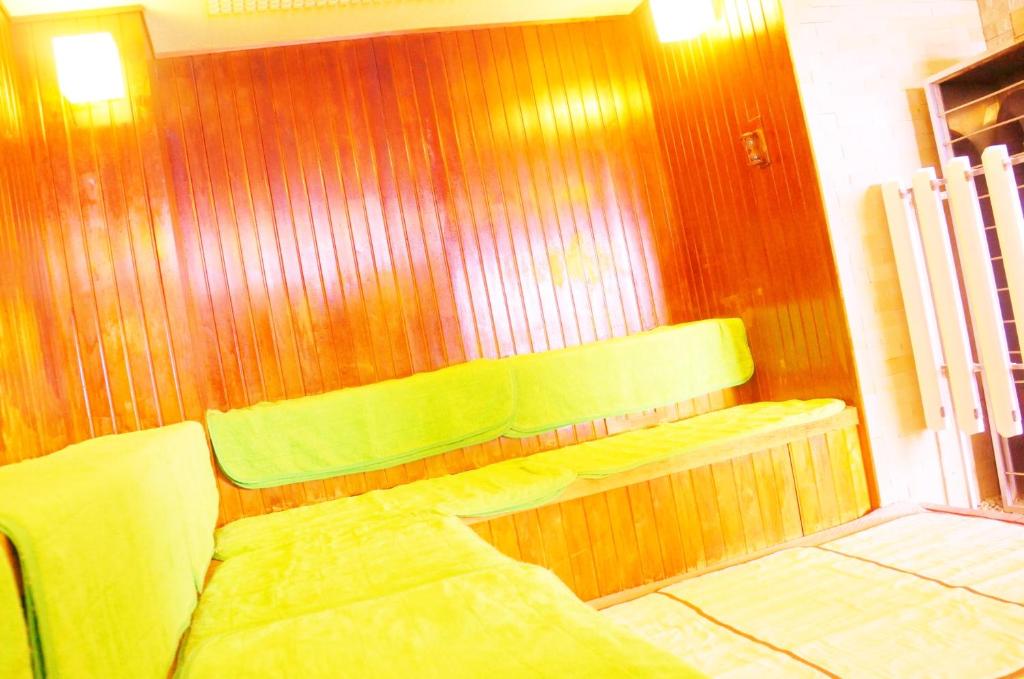 un banc dans une chambre avec un mur en bois dans l'établissement Kashikojima Park Hotel Michishio, à Shima