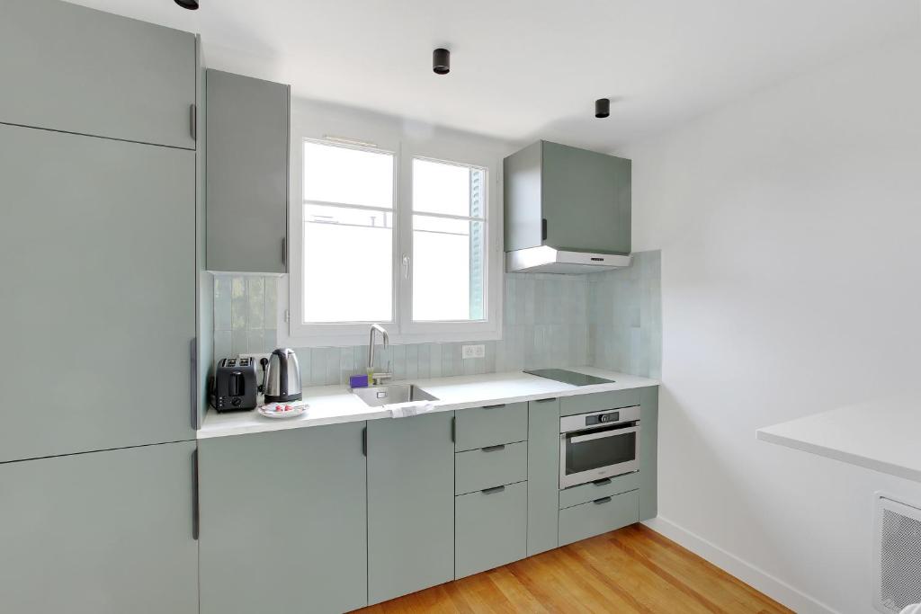 Large air-conditioned 2BR duplex - Close to Paris 8