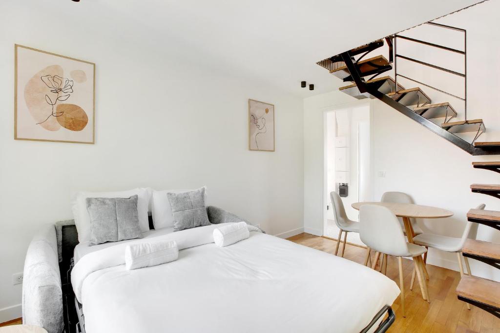 Large air-conditioned 2BR duplex - Close to Paris 2
