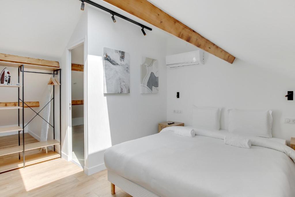 Large air-conditioned 2BR duplex - Close to Paris 6