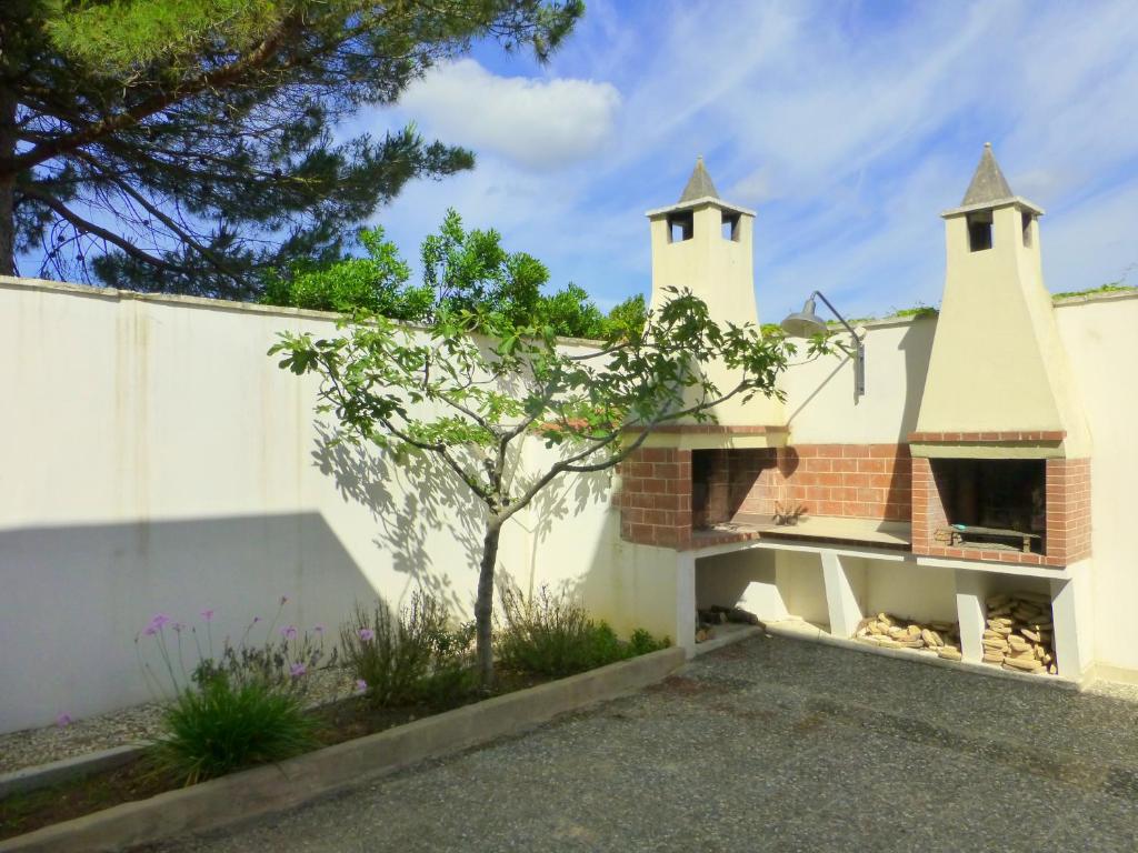 une église avec deux tours sur le côté d'un bâtiment dans l'établissement Villa Suzannah, à Lendinuso