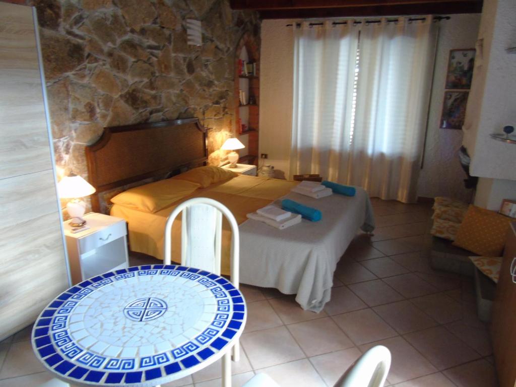 une chambre avec un lit, une table et des chaises dans l'établissement Villa Graziosa, à Quartu SantʼElena 68 autres photos
