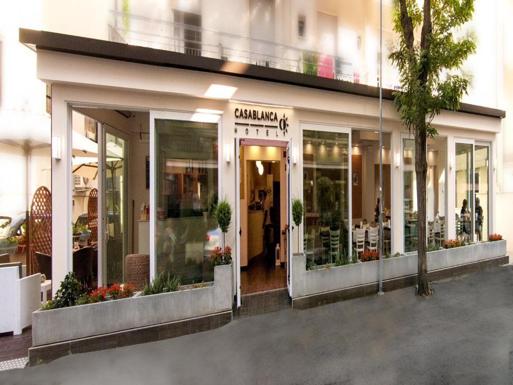 une devanture de magasin d'un immeuble avec des fenêtres en verre dans l'établissement Hotel Casablanca, à Rimini