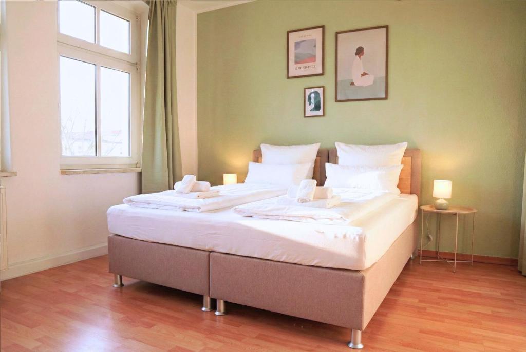 Ruhiges & modernes 5-Personen Apartment mit Boxspringbetten, Smart-TV, Wlan und Balkon 1