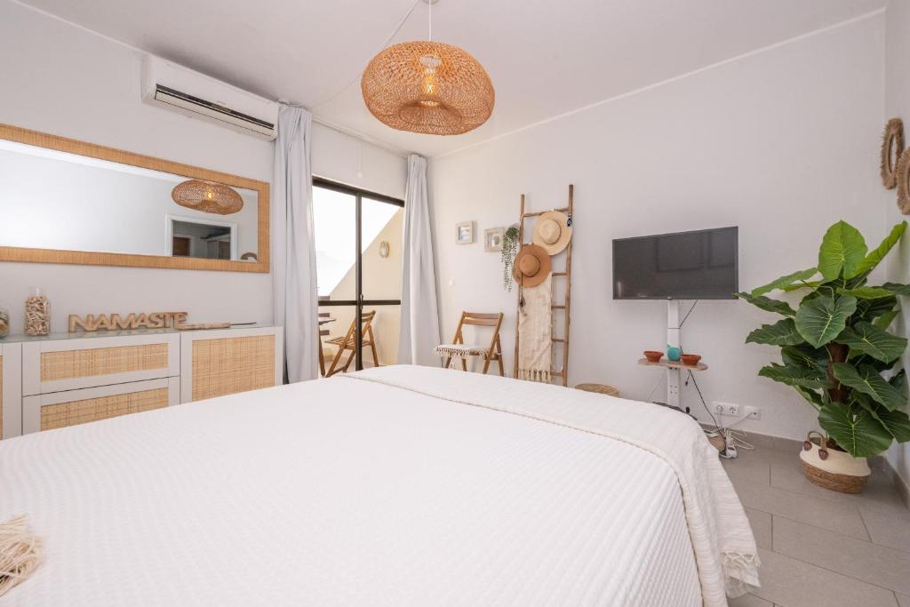 Golden Top Floor Ocean View Pools & Beach Access 8