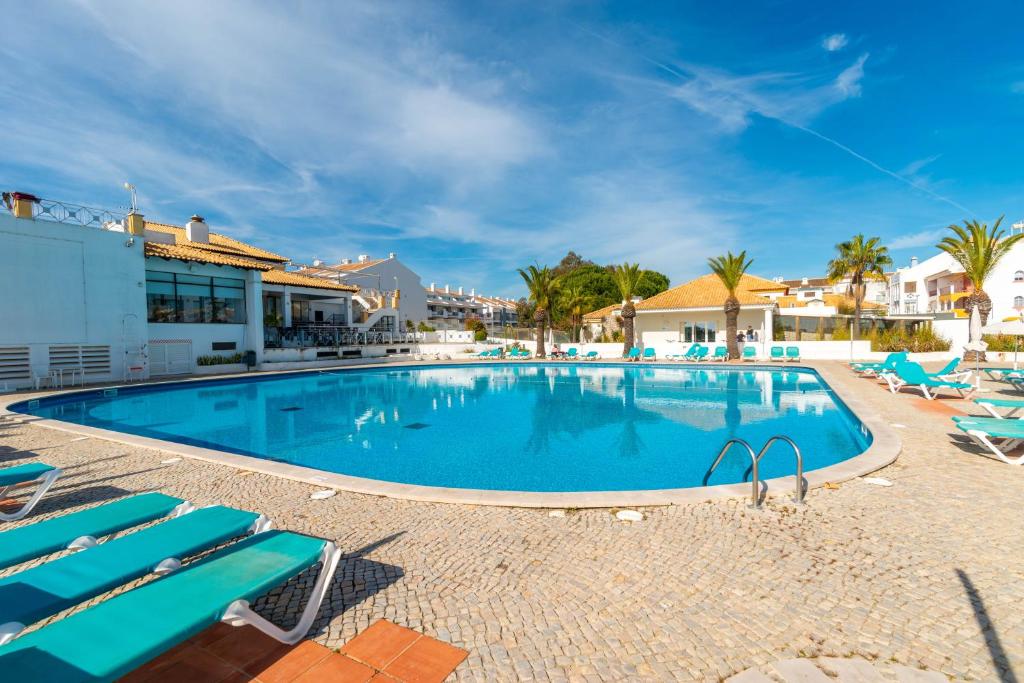 Golden Top Floor Ocean View Pools & Beach Access 4