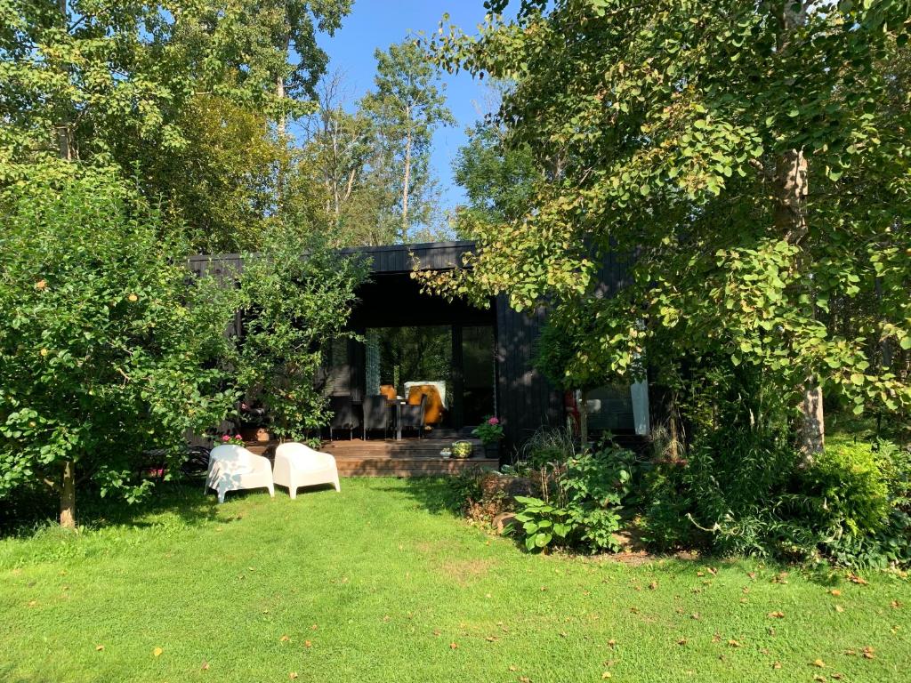 Small cozy 3-room house with terrace & large garden 5