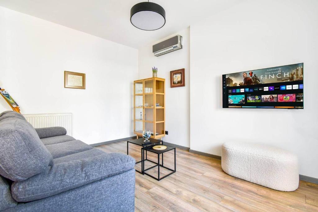 2 Apartments, 2 Parking - Sleeps 8 - Quiet Central 7