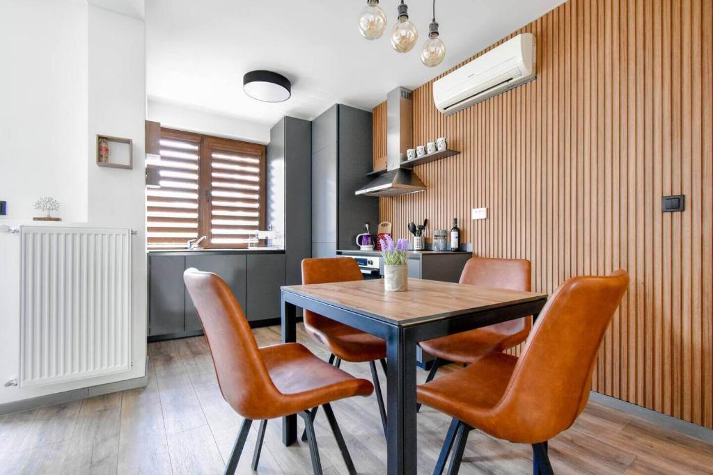 2 Apartments, 2 Parking - Sleeps 8 - Quiet Central 4