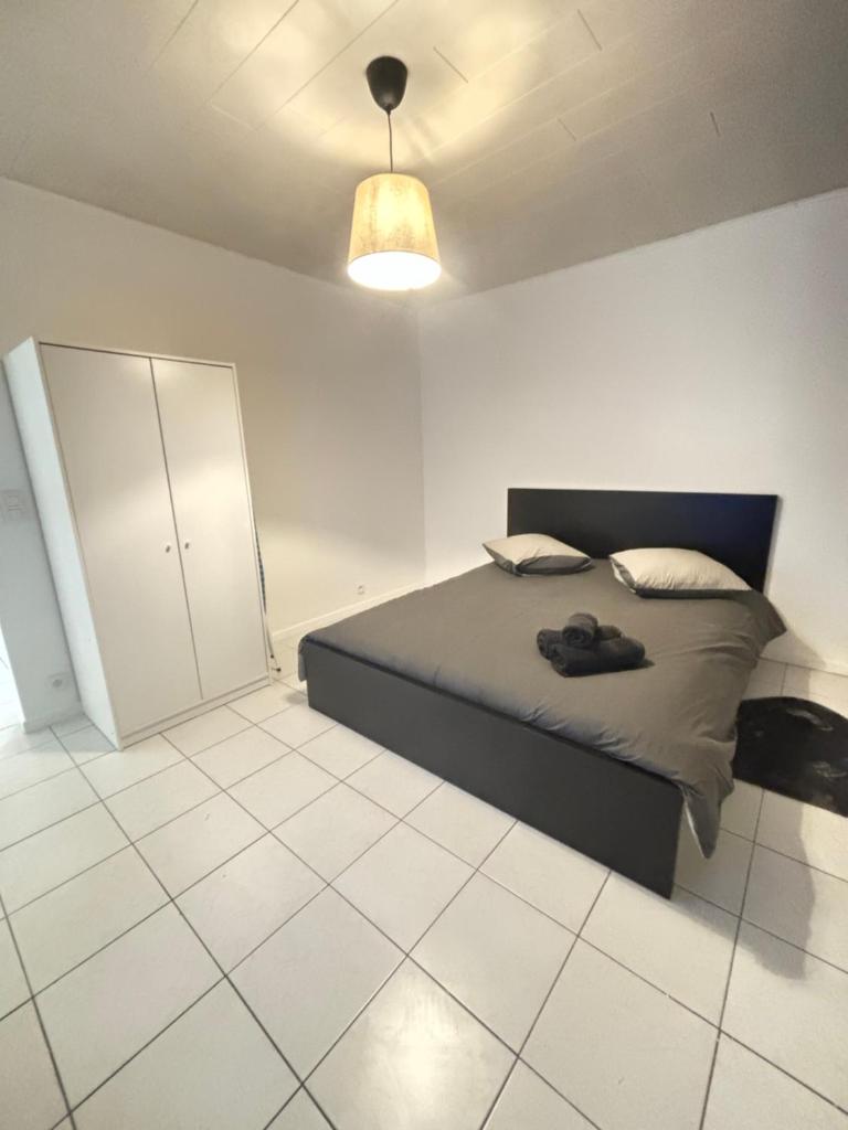 Modern 1BR and Sofa Bed Near Airport 7