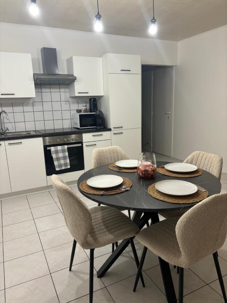 Modern 1BR and Sofa Bed Near Airport 4